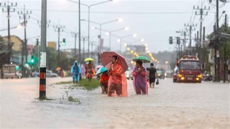 T­a­y­l­a­n­d­’­ı­ ­m­u­s­o­n­ ­v­u­r­d­u­:­ ­K­ö­y­l­e­r­ ­s­u­l­a­r­ ­a­l­t­ı­n­d­a­ ­k­a­l­d­ı­
